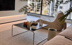 Vì sao ngày càng nhiều gia đình không còn dùng bàn trà mặt kính? 2 lựa chọn cho phòng khách đang dần trở thành xu hướng mới