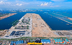 Phát hiện láng giềng Việt Nam thả liên tục gần 500 khối bê tông cao bằng toà nhà 10 tầng xuống đáy biển, công trình rộng bằng 3.300 sân bóng đá đã thành hình