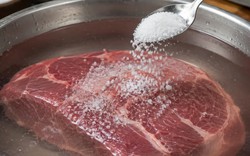 Tại sao nên ngâm thịt bằng nước muối trước khi chế biến?