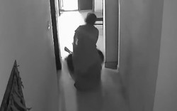 Con dâu tấn công mẹ chồng ngay trong nhà, hàng xóm chạy tới giải cứu