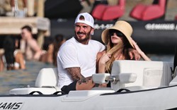 Beckham tình tứ ôm Victoria trên du thuyền, nàng WAG khoe vóc dáng nuột nà ở tuổi 52
