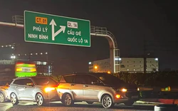 Vỏ lốp ô tô nằm giữa cao tốc, 3 phương tiện va chạm liên hoàn