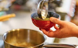 Vì sao có người nấu cơm bằng nước luộc gà? Công dụng gây bất ngờ