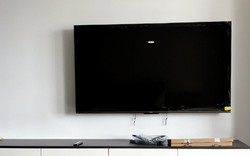 Vì sao ngày càng nhiều gia đình không còn gắn TV lên tường phòng khách? 2 cách bố trí đang dần trở thành xu hướng mới