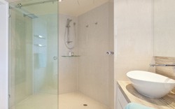 Vì sao ngày càng nhiều gia đình không còn lắp vách kính phòng tắm?