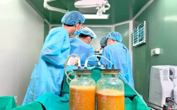 Bác sĩ lấy ra gần 5 lít dịch và 'chất lạ' trong ngực nữ bệnh nhân