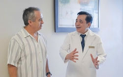 Bệnh nhân ung thư người Úc vượt nửa vòng Trái Đất về Việt Nam điều trị