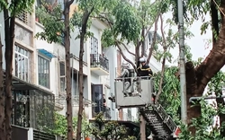 Cháy nhà ở Hà Nội, nghi có người mắc kẹt bên trong