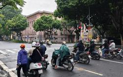 Người đi xe máy khi dừng đèn đỏ có được sử dụng điện thoại không? Cơ quan công an giải đáp