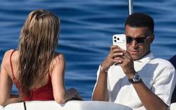 Có là Mbappe thì cũng phải chụp ảnh cho bạn gái