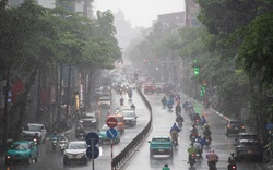 Ảnh: Hoàn lưu bão số 1 gây mưa lớn tại Hà Nội