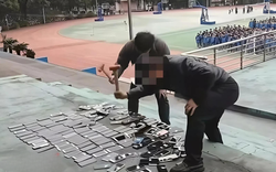 Đập nát hàng trăm chiếc điện thoại ngay sân trường để răn đe học sinh, nhà trường lập tức bị "tuýt còi"