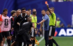 Ban huấn luyện Ai Cập nổi giận sau màn ngược dòng của Argentina, trọng tài rút thẻ đỏ vì hỗn loạn