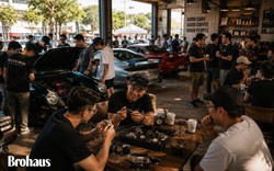Đàn ông hiện đại không thiếu đồ chơi. Họ thiếu người để chia sẻ chúng!