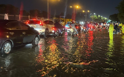 Hà Nội mưa như trút giờ cao điểm: Chỉ còn 2 điểm ngập, thời gian rút nước giảm mạnh so với những năm trước