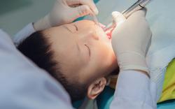 Bé gái 3 tuổi mở miệng là bốc mùi hôi nồng, bác sĩ cảnh báo mọi bố mẹ về 1 hành vi cực nguy hiểm