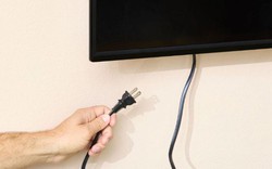 Lời khuyên cho những gia đình thường xuyên không rút điện tivi