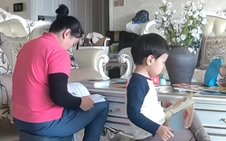 Đang ở ngoài, người mẹ bật camera thấy cảnh tượng khó tin giữa bảo mẫu và con trai, xúc động cắt clip đăng ngay lên mạng
