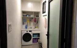 Vì sao ngày càng nhiều gia đình không còn đặt máy giặt ngoài ban công? 2 vị trí gọn gàng hơn đang dần trở thành xu hướng mới