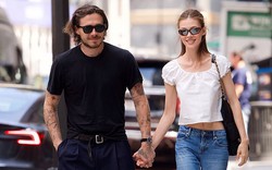 Brooklyn Beckham hạnh phúc tay trong tay với vợ dạo phố giữa lúc mối quan hệ với Beckham - Victoria vẫn căng như dây đàn