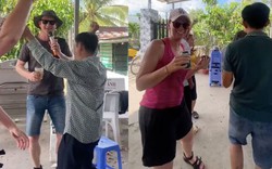 Du khách Tây đang đạp xe thì bị "bắt cóc" vào đám giỗ miền Tây, quẩy cực sung