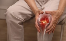 Điều gây hại nhất cho đầu gối không phải leo núi mà là thường xuyên làm bốn việc này