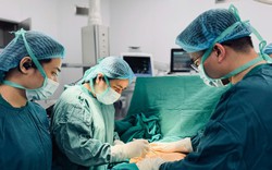 Giấu khối u hơn 1kg suốt 2 năm, người phụ nữ 37 tuổi xúc động khi nhìn lại mình sau ca mổ: "2 năm qua lúc nào tôi cũng sống trong lo lắng, tự ti..."