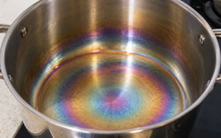 Lời khuyên cho những gia đình đang nấu ăn bằng nồi inox xuất hiện những vệt loang cầu vồng