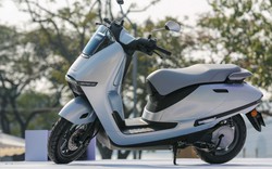 Một chiếc xe máy điện Honda đang khan hàng, đội giá hàng triệu đồng tại đại lý