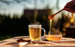 Người đàn ông ngày nào cũng uống nước mật ong, 1 năm sau đi khám, bác sĩ thốt lên ‘uống sai cách rồi’
