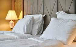 Vì sao chỉ có giường đôi nhưng khách sạn "hào phóng" bày tận 4 chiếc gối? Hóa ra không chỉ để gối đầu như nhiều người nghĩ