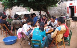 Con đỗ đại học, bố mẹ mời cả làng ăn mừng nhưng một câu nói của hàng xóm khiến cả nhà chạnh lòng