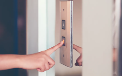 10 điều không nên làm khi đi thang máy có thể bạn chưa nghe thấy bao giờ