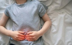 Bé gái 9 tuổi đau bụng, buồn nôn, bác sĩ gắp ra thứ đáng sợ trong bụng