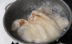 Vì sao nên cho thêm 1 thìa giấm vào nồi khi luộc tai heo? Nhiều người ước biết sớm hơn