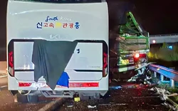 Xe khách tông đuôi xe tải trên cao tốc, 1 du khách tử vong
