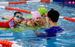 Bé 3 tuổi sốt cao, phát ban sau khi đi công viên nước: 4 bước phụ huynh cần làm ngay trước khi cho con xuống nước