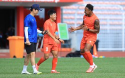 Xuân Son khoe cơ bắp cuồn cuộn dưới nắng gắt 35 độ, tuyển Việt Nam "soi" mặt cỏ Kuala Lumpur, sẵn sàng xé lưới Malaysia