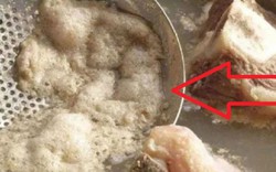 Lớp bọt nổi lên khi hầm xương là dưỡng chất hay tạp chất, có nên vớt bỏ?