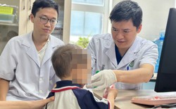 Bé trai 2 tuổi bị chó nhà cắn, vết thương sát động mạch cảnh đe dọa tính mạng
