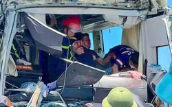 Vụ xe khách đâm container trên cao tốc Bắc - Nam: Hành khách văng khỏi ghế, la hét hoảng loạn