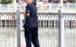 Người phụ nữ bị nhắc nhở vẫn ném rác xuống kênh ở TP.HCM gây phẫn nộ