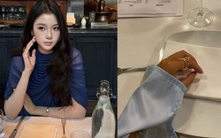 Tại sao khi dùng bữa ở nhà hàng 5 sao, ngồi xuống nên đặt khăn ăn lên đùi?