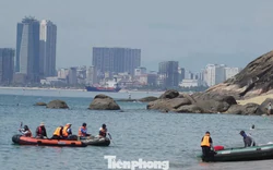 Xuồng, ca nô đổ về biển Đà Nẵng tìm hai nạn nhân bị sóng cuốn ở Mũi Nghê