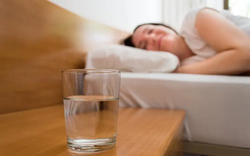 Khô miệng về đêm: Đừng chỉ nghĩ là do thiếu nước, có thể là dấu hiệu của 5 vấn đề sức khỏe