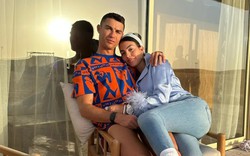Hé lộ cuộc sống đời thường của vợ chồng Ronaldo - Georgina sau lễ cưới