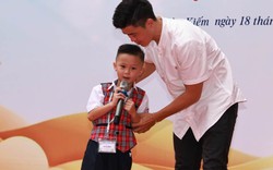 Cháu trai cựu Chủ tịch nổi tiếng làng bóng đá nhập học lớp 1, đem theo hai chiếc áo full chữ ký cầu thủ tặng trường