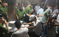 Công an kiểm tra một bãi xe lúc 4 giờ 30 phút