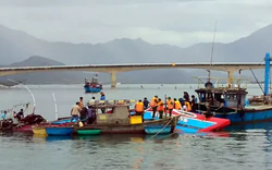 Sóng lớn đánh chìm tàu cá gần cửa biển ở Huế