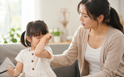 Con nheo mắt, dụi mắt liên tục: Đừng vội mắng con, hãy tỉnh táo trước 6 dấu hiệu mắt con đang "kêu cứu" mà cha mẹ dễ bỏ qua
